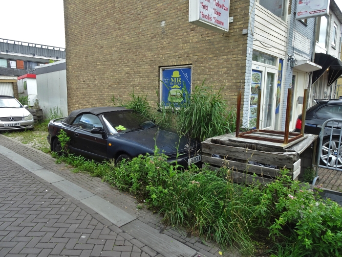 Oude auto geparkeerd