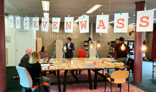 Wethouder Jan Overweg bedankte de organisatie voor het wassen van zijn brief