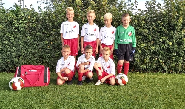 Pupillen team JO9-1 van v.v. Hardinxveld poseert in nieuwe tenues gesponsord door De Ruiter Aricomontage.