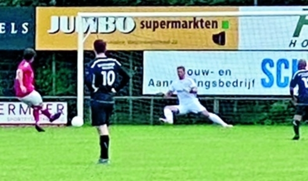 <p>Robin Elverding ziet zijn inzet van elf meter gestopt door de doelman</p>