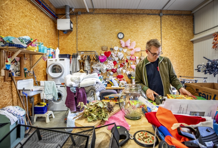André van de Velde (29) doet dagbesteding bij Loods 3, de Kringloopwinkel van het Leger des Heils in Sint Maartensdijk.