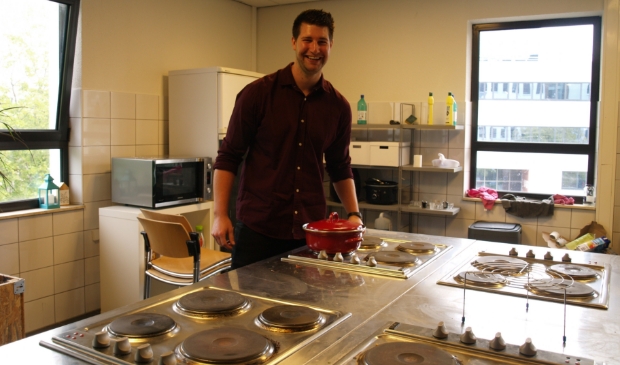 <p>Student Elias Denys in de woonkeuken van De Lichtpen in De Hoef-West. </p>