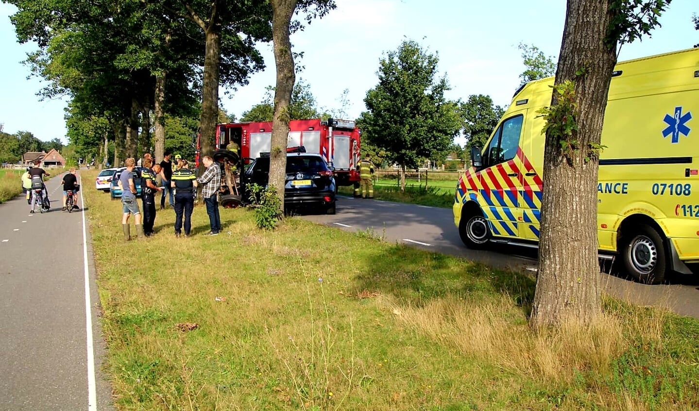 Bij een aarijding in Kootwijkerbroek kwam donderdagmiddag de tractor op de zijkant terecht 
