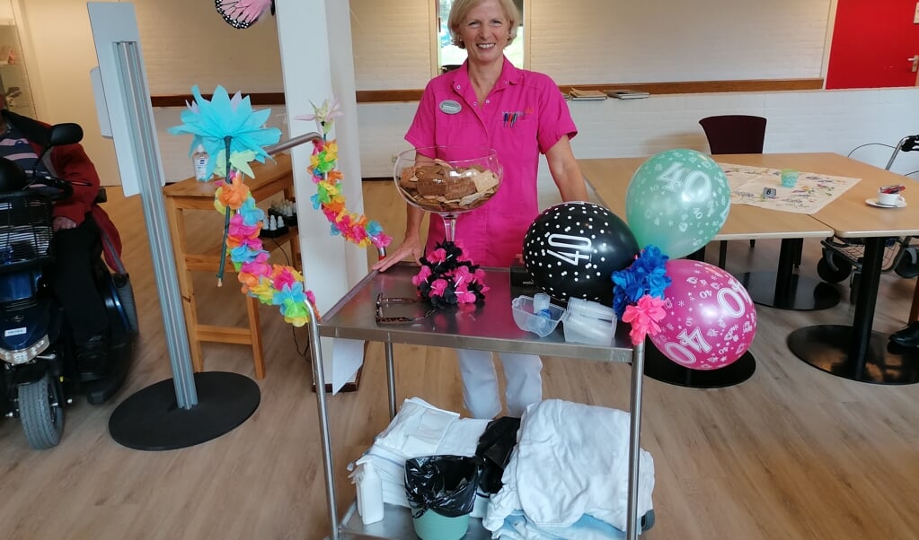 Margreet Buxtorff viert haar 40-jarig jubileum bij Mariënburg en ontvangt een bol met koekjes. ,,Elke dag is hier weer anders.