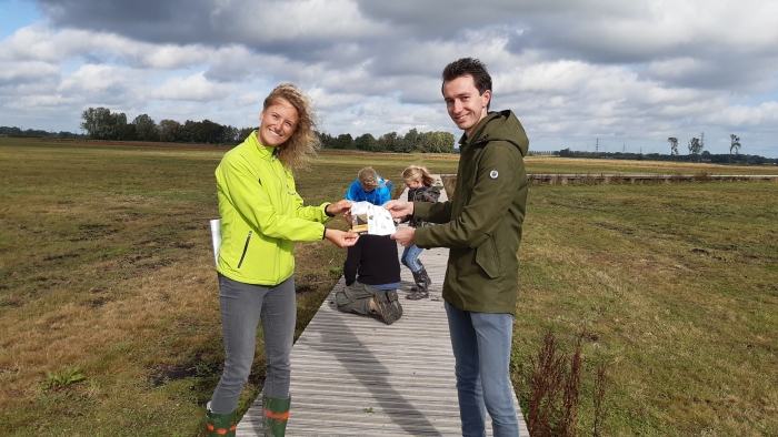 Wethouder Van der Schans ontvangt eerste zoekkaart Binnenveld uit handen van Jannah Boerakker