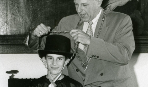 Op het Timmerddorp werd ieder jaar een kinderburgemeester geinstalleerd, op de foto burgemeester Piet IJssels die in 1993 de elfjarige Remon de Wijngaert van de Nieuwe Schutter installeert