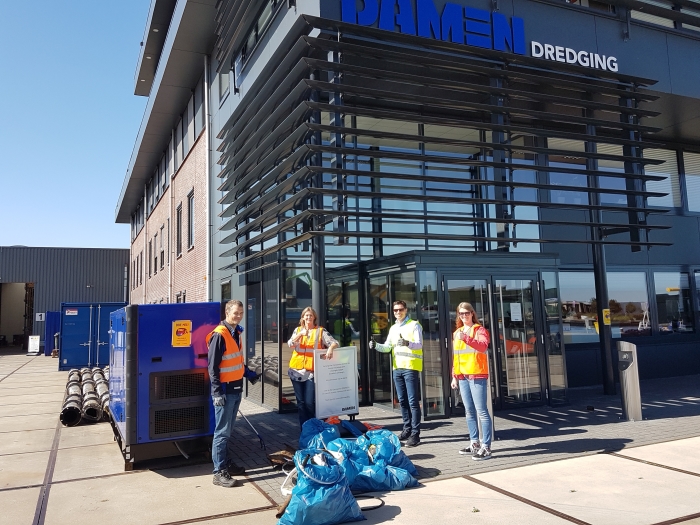 Het laatste team levert de vuilniszak in : een hele berg zwerfvuil is geruimd van het industrieterrein Arkervaart