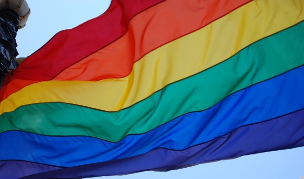 <p>Ook Soest hijst maandag 11 oktober de Regenboogvlag.</p>