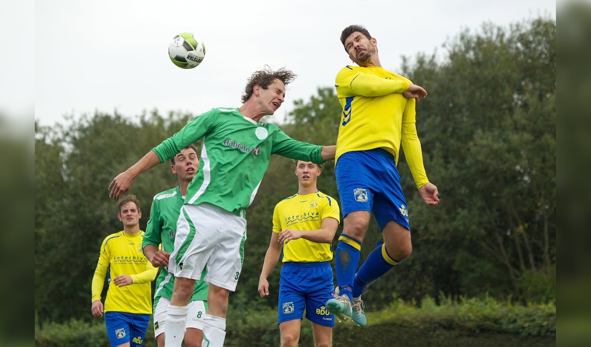 VVB'er Lajos Scholtens (rechts) in duel. Andere VVB'ers Michel van de Bunt (links) en Fabian van Esch (tweede van rechts) kijken toe.