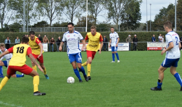 <p>Mike van Kraaij lijkt te worden ingesloten door tegenstanders </p>
