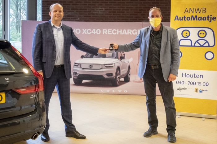 Coördinator Paul de Kruijf overhandigt het symbool van vrienden van ANWB Automaatje Houten aan Willem Lugard van Volvo Verkerk