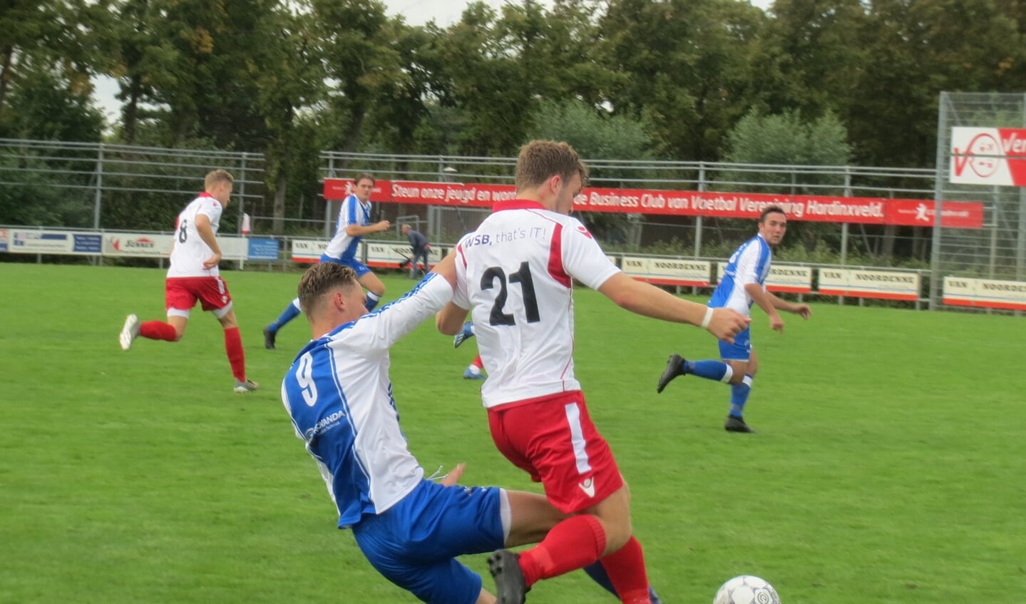 Hardinxvelder Jesper Buist (21) wordt op de huid gezeten door VVAC'er Joran Houweling