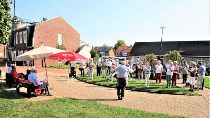 Gemengd koor St, Caecilia uit Cothen verrast bruidspaar met een optreden.
