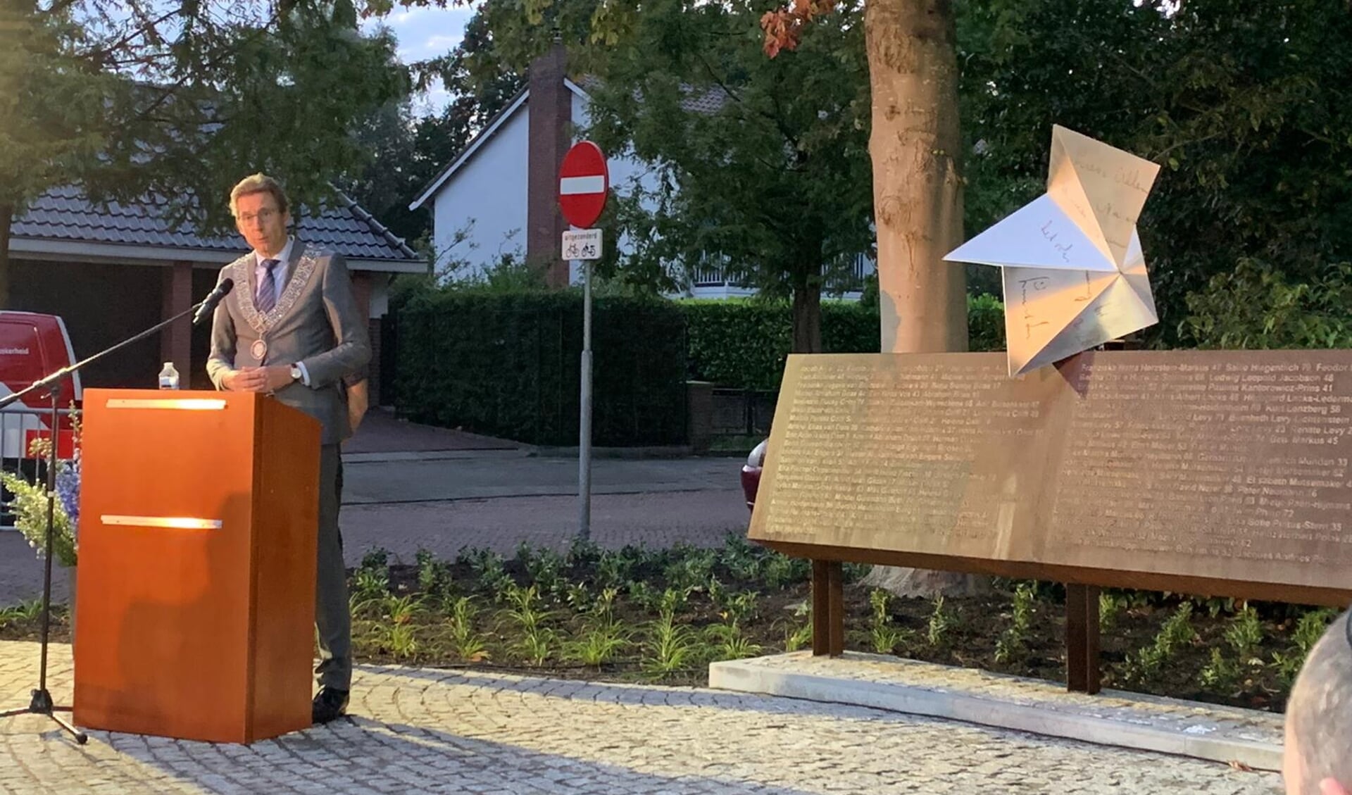 Burgemeester Tjapko Poppens bij de onthulling van het monument met de 166 namen van de in de oorlog vermoorde Amstelveense Joden.