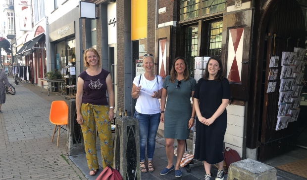 De schrijvers van Toen het oorlog was voor de Mandarijn. Van links naar rechts: Annemiek de Groot, Liesbeth Rosendaal, Juul Lelieveld en Roos Jans.
