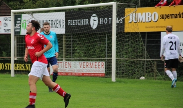 Coen Bos heeft zojuist de 2-0 gescoord en loopt tevreden terug naar eigen helft