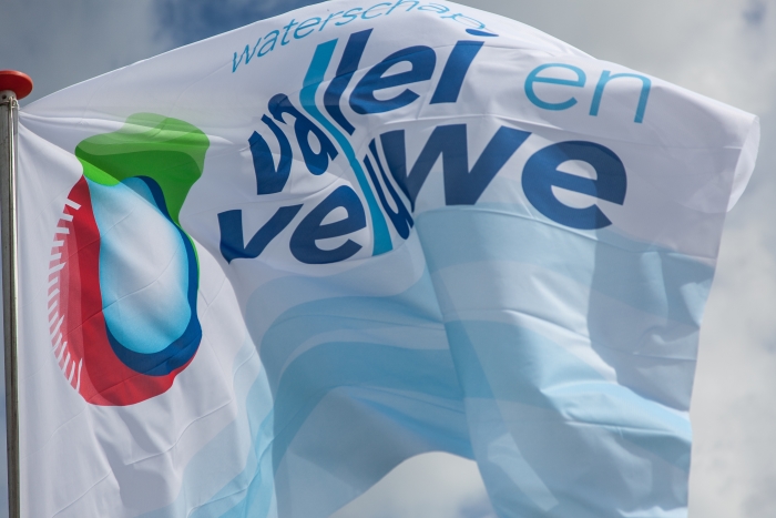 Vlag met logo van Waterschap Vallei en Veluwe