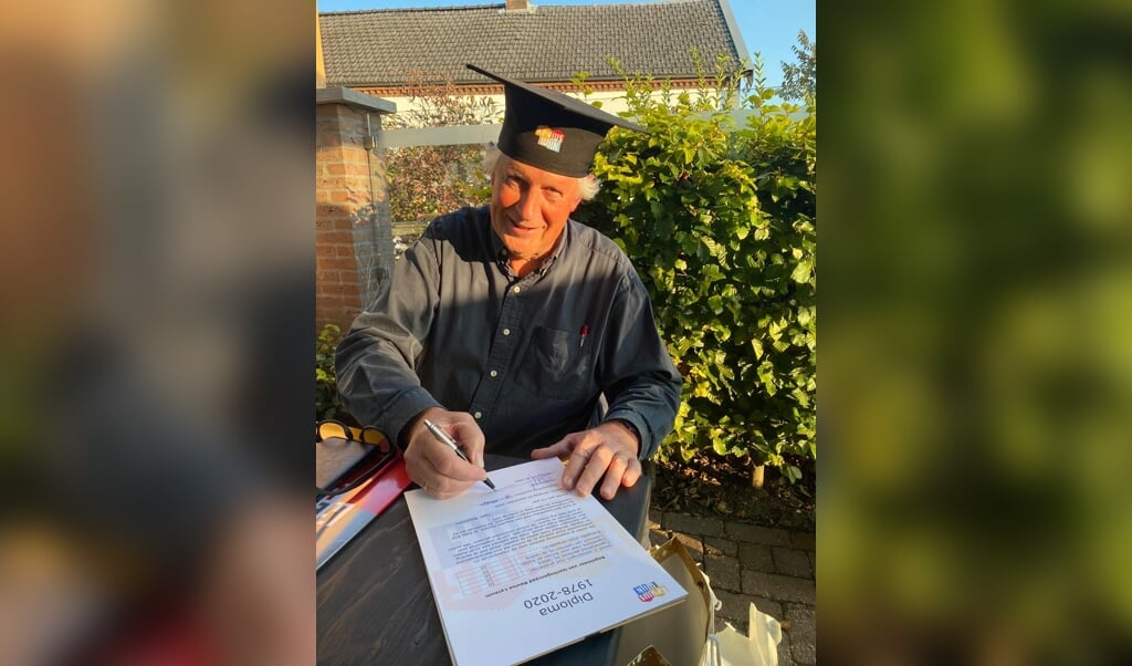 Een 'geslaagde' begeleider tekent zijn diploma