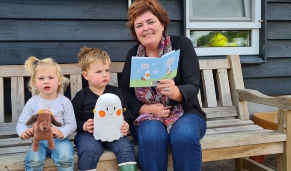 Els Leest voor uit eigen werk 'Spookie' op haar kinderdagverblijf Knorretje.