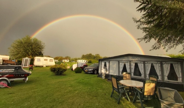 Een mooie regenboog tussen de buien op camping de Koekoek.