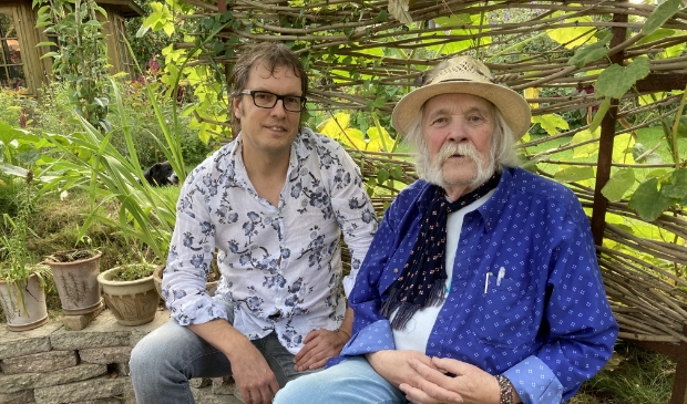 <p>Peter Blanker (rechts) naast Izak Boom, met wie hij een nieuwe cd heeft opgenomen.</p>
