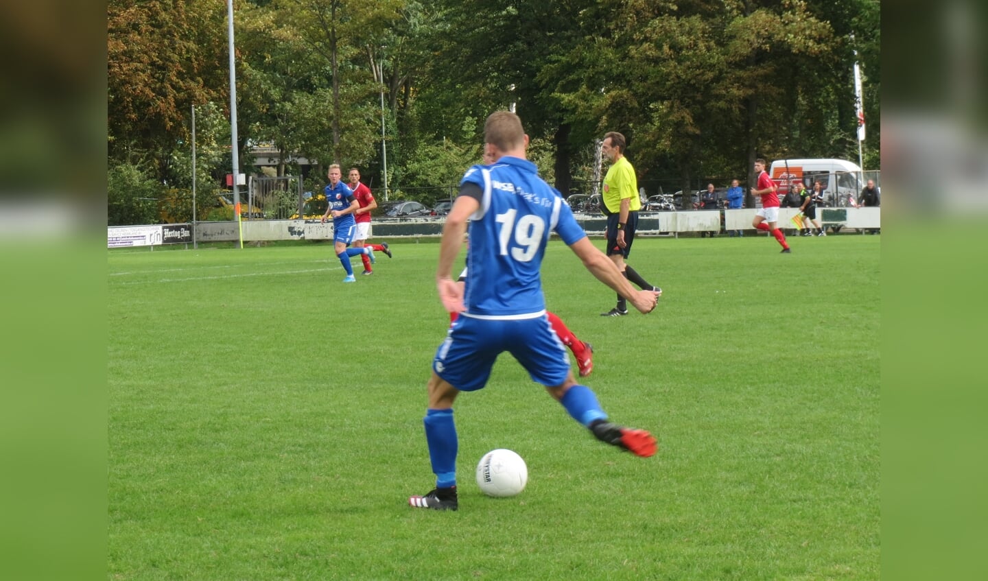 Danny van den Bout (19) speelt de bal