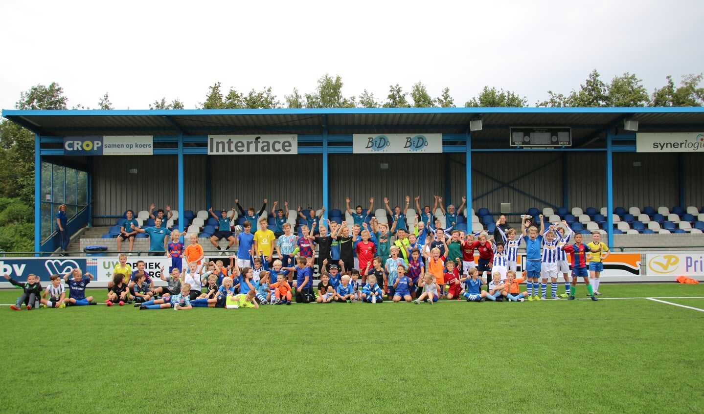 Alle deelnemers aan de FC Utrecht Experience Voetbaldag op de foto
