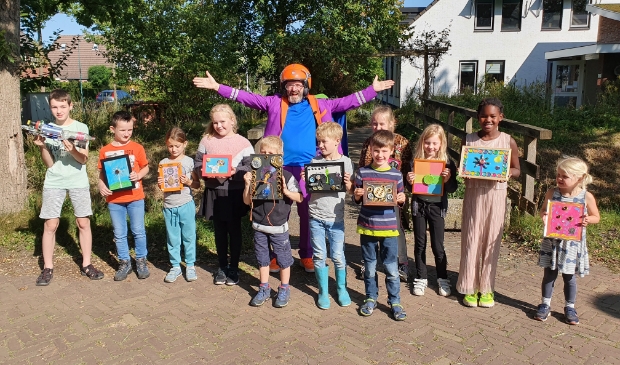 <p>Een groep enthousiaste kinderen heeft aan het eind van de ochtend recycle-kunst gemaakt.</p>
