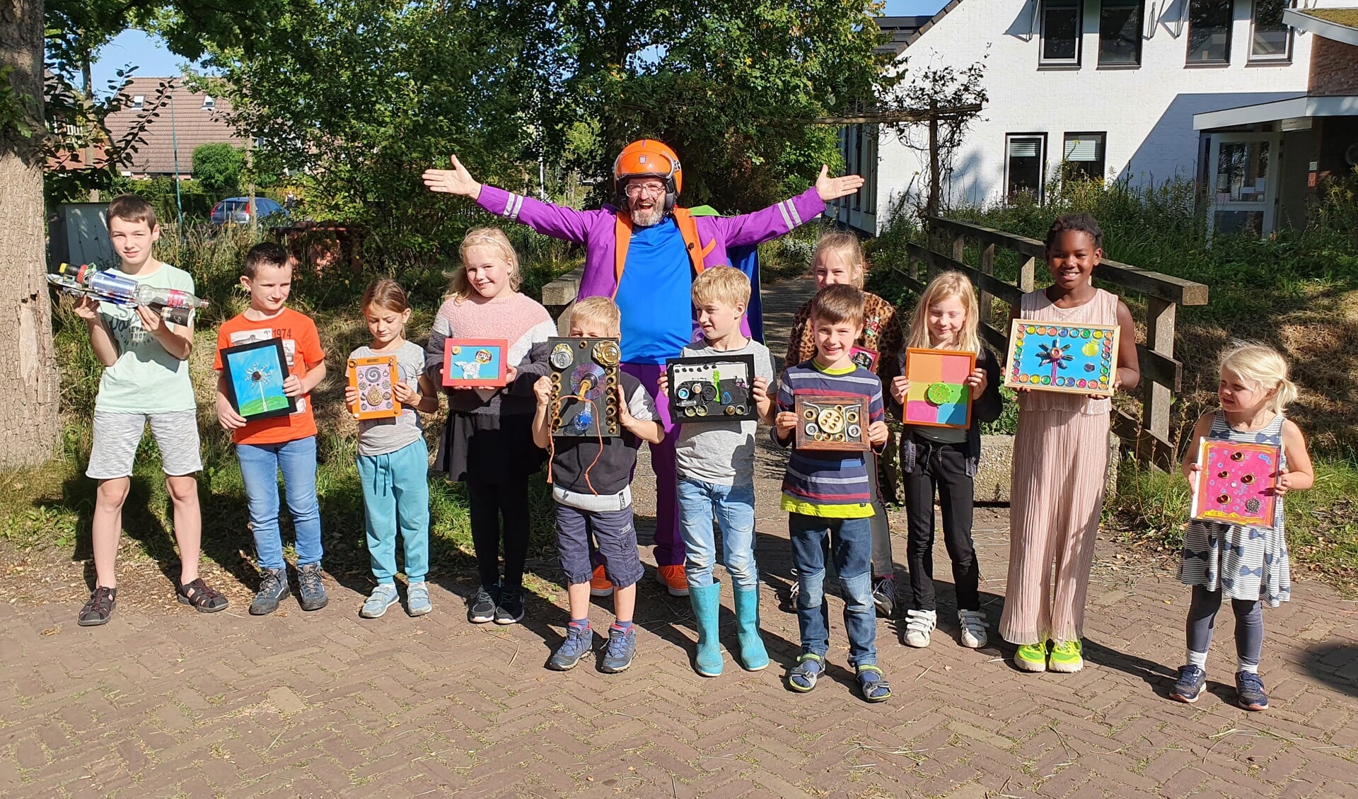 Een groep enthousiaste kinderen heeft aan het eind van de ochtend recycle-kunst gemaakt.