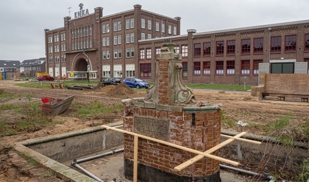 <p>De fontein en rechtsachter de herinneringsbank. </p>