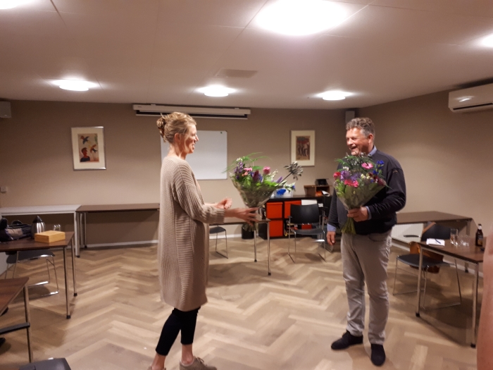 De oude en nieuwe fractievoorzitter van Open wisselen bloemen uit