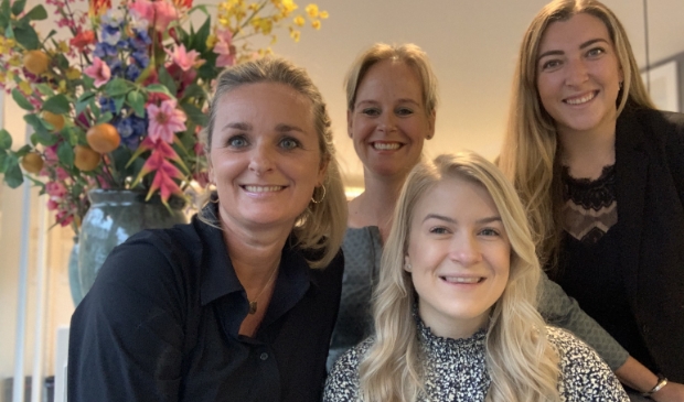 Links in het zwart Marjan, bovenin midden, Annerlie, onderin midden Serena, rechts Marjolijn.