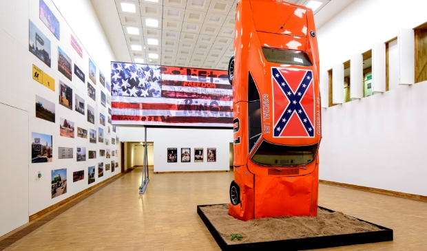 Zaaloverzicht van ‘This Is America | Art USA Today’ in Kunsthal KAdE met o.a. de gecrashte versie van de ‘General Lee’.