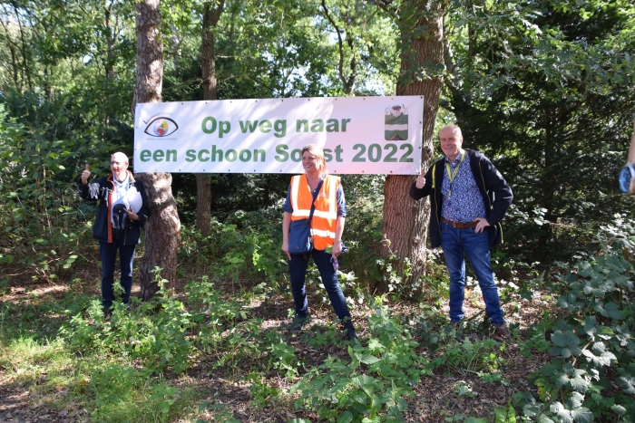 Rob Kleinegris van Stichting VAnG, wethouder Aukje Treep en Anne Breemer (gastheer van Stayokay) zijn vol goede moed voor Schoon Soest 2022