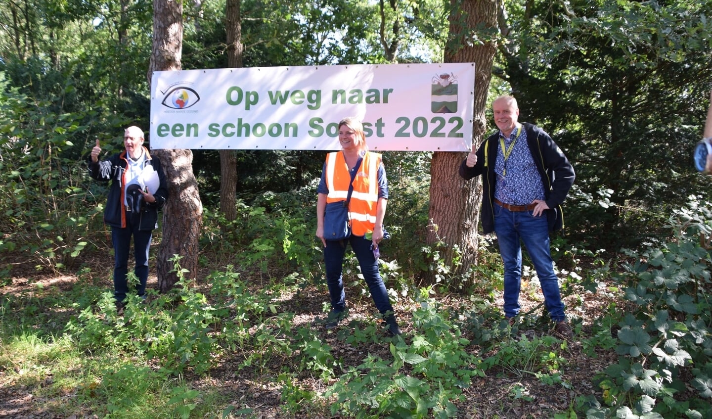 Rob Kleinegris van Stichting VAnG, wethouder Aukje Treep en Anne Breemer (gastheer van Stayokay) zijn vol goede moed voor Schoon Soest 2022
