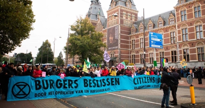 Bezorgde burgers blokkeren Stadhouderskade in Amsterdam