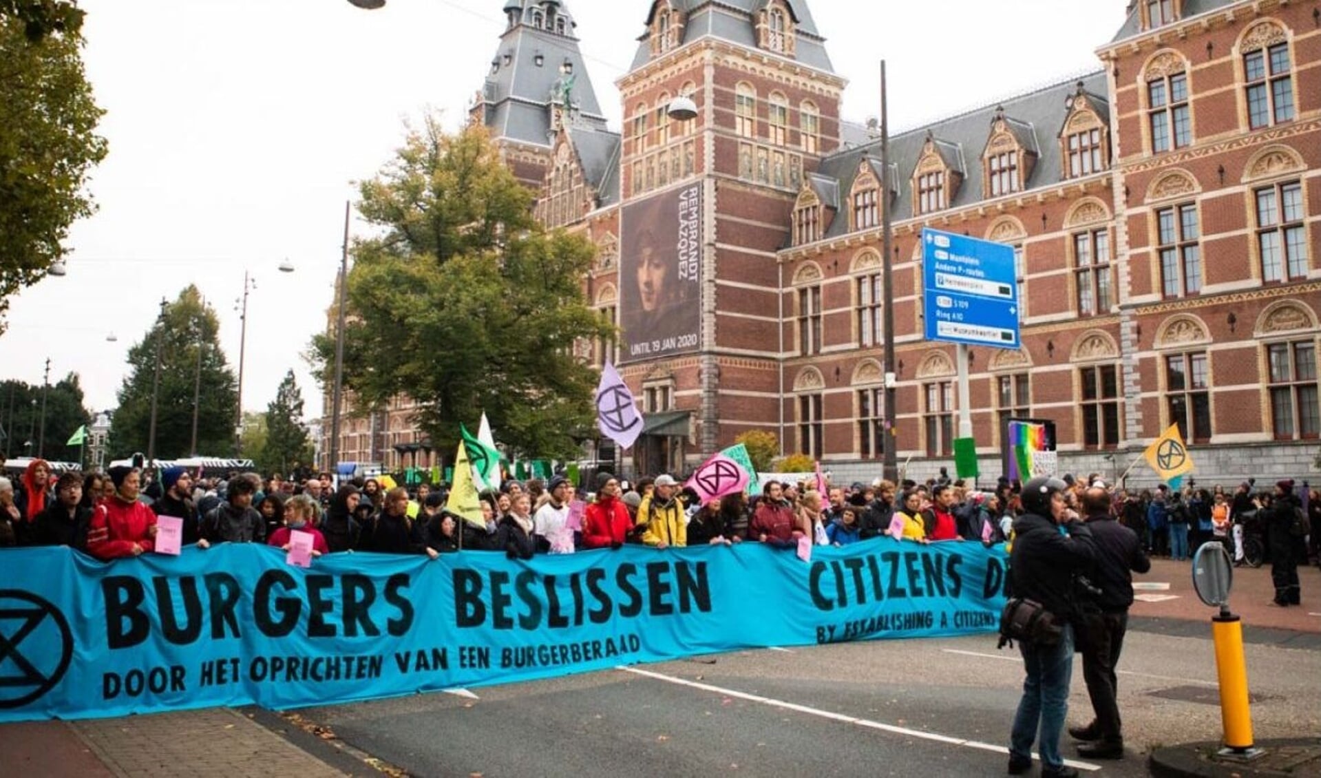 Bezorgde burgers blokkeren Stadhouderskade in Amsterdam