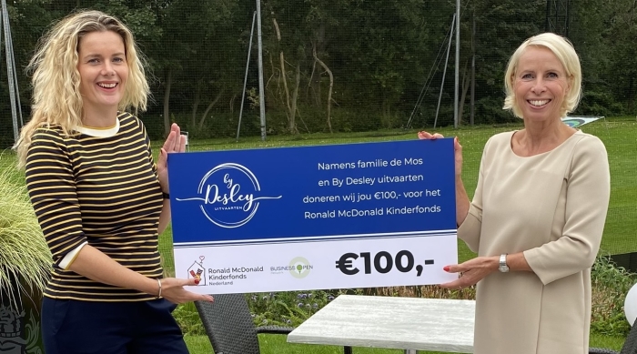 onderneemster Desley Boxtart schenkt cheques