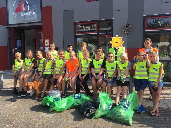 Groep 7/8 van De Driemaster na het opruimen van de Westwijk.