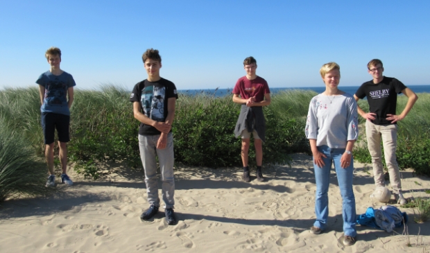 Van links naar rechts: Jesse Fitié, Rafaël Houkes, Jippe Hoogeveen, Hanne Snijders en Tjeerd Morsch in Egmond aan Zee, waar zij de wedstrijd maakten. Jovan Gerbscheid ontbreekt op de foto.