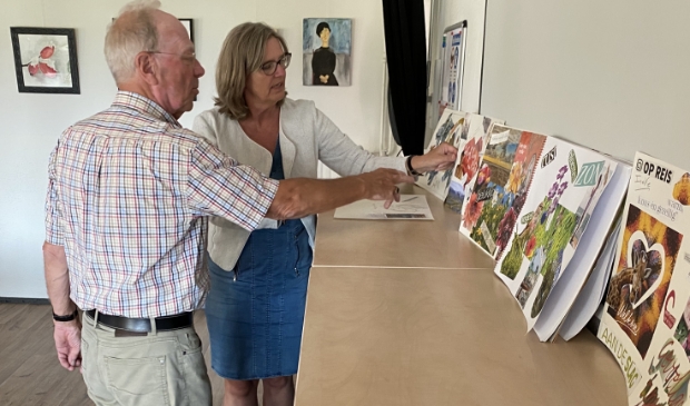 <p>Maaike Slierings van Odensehuis Overveen / Welzijn Bloemendaal en Herrie Weber van de KBO bekijken de gemaakte ‘moodboards’. </p>