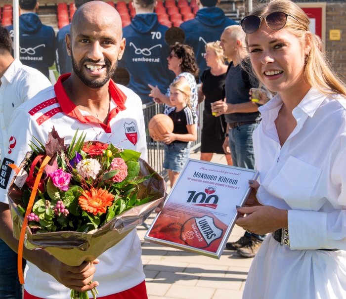 uitreiking boeket en oorkonde