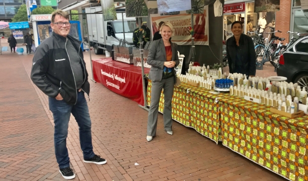 <p>Wethouder Economische Zaken Floor Gordon, marktmeester Rob Schauten een van de nieuwe marktkooplieden bij de Boerenmarkt. </p>
