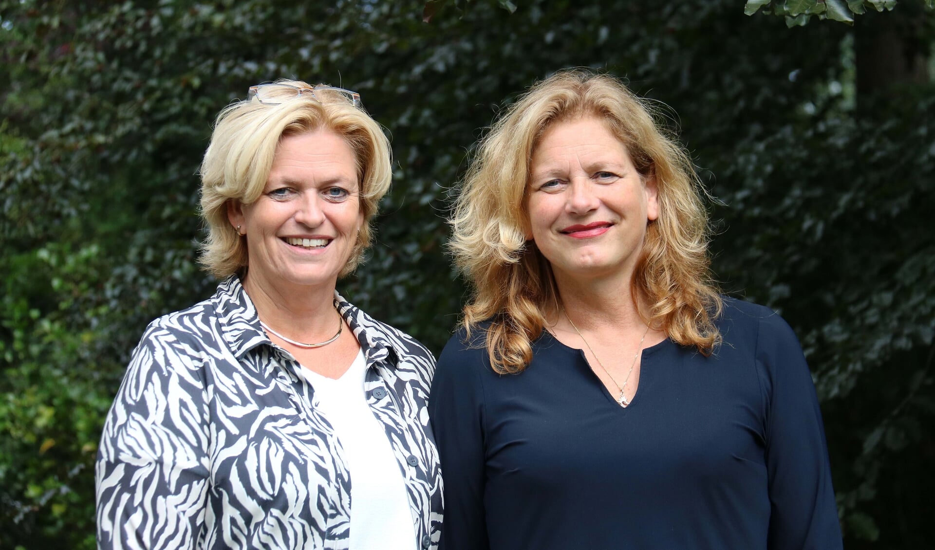 Linda van de Wijer (l) en Marion Bodewes zetten zich in voor externe mantelzorg in de regio.