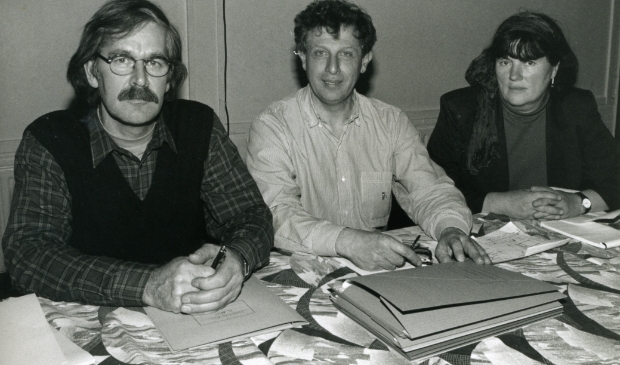 <p>Abel de Jong geflankeerd door zijn vrouw Ruth de Jong-Hotze en Bernard Sier.</p>