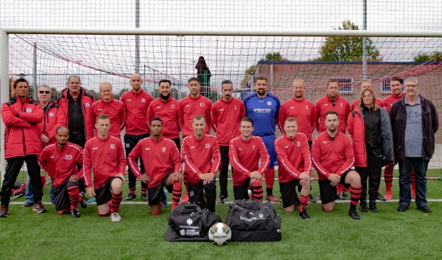 <p>De nieuwe trainer Rudy Möller zittend rechts op foto</p>