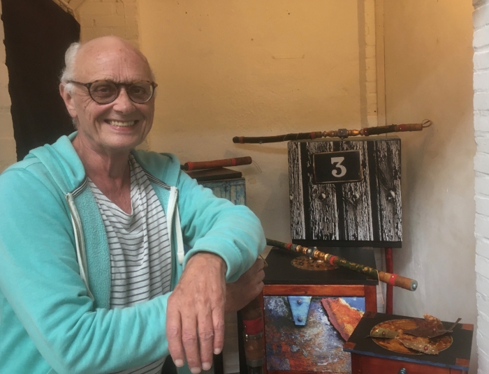 Kunstenaar Daan Vosskuhler toont zijn "Kunstkasten"