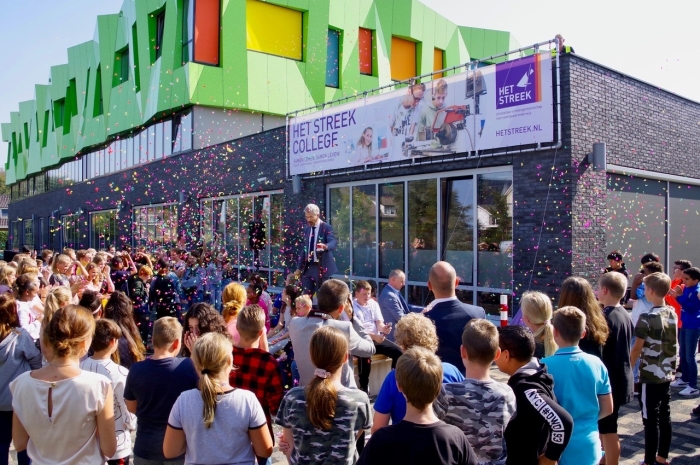 Wethouder Meijer onthult met brugklasleerlingen de naam Het Streek College