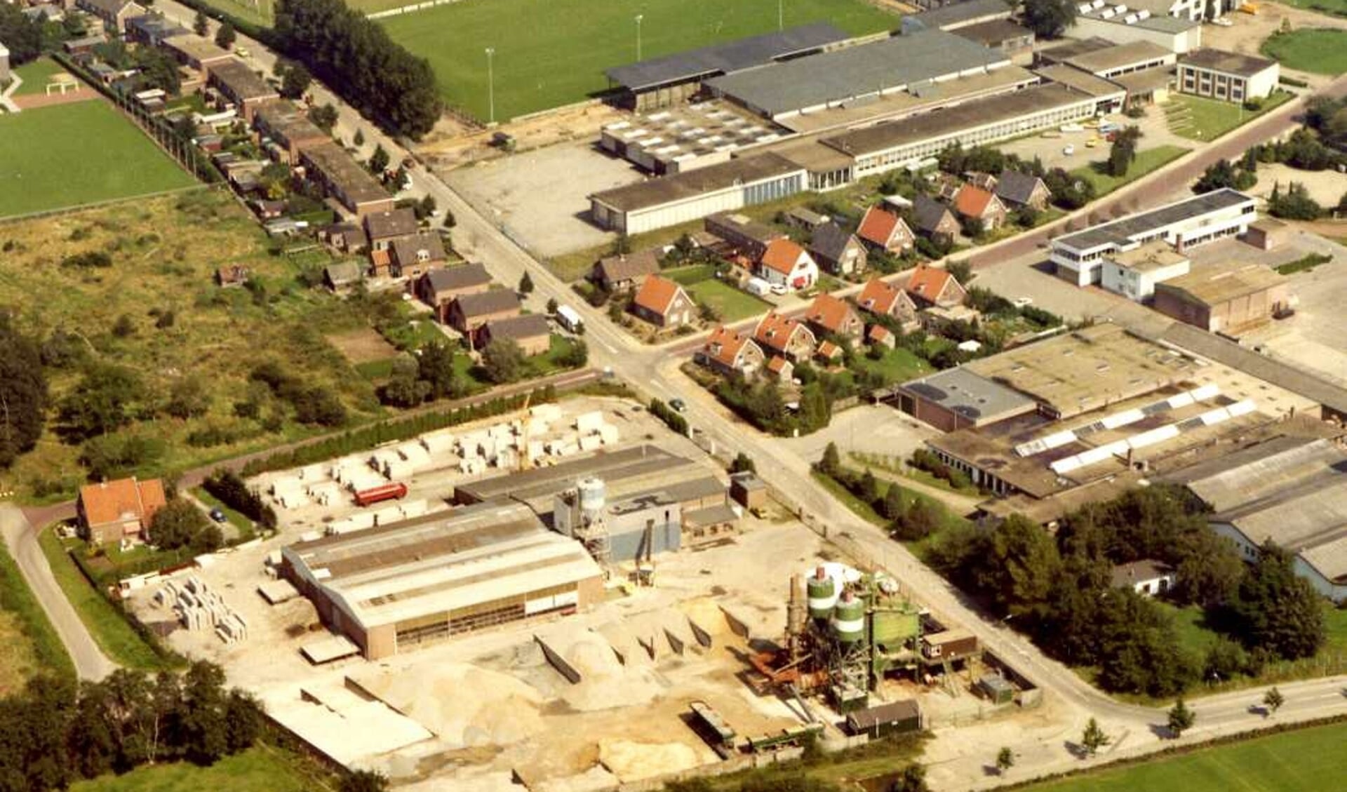 Een luchtfoto van Ede-Zuid uit de jaren zestig. Met de Zandlaan (onderaan), Oude Kerkweg en Reehorsterweg en de sportvelden van vv Ede (nu een woonwijk).