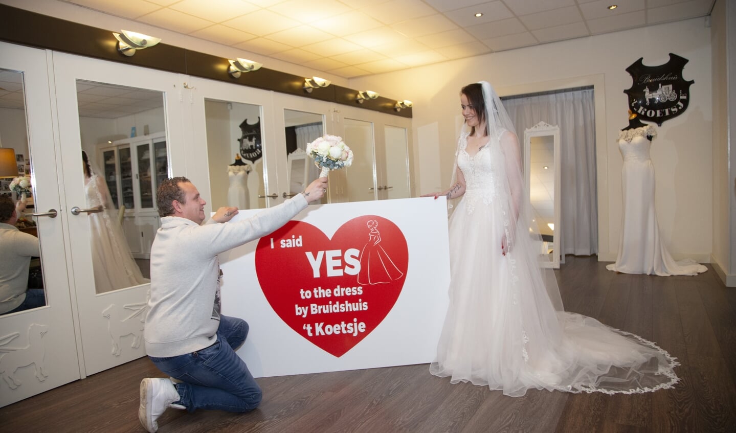 Bruid en bruidegom leerden elkaar begin 2012 kennen bij Hent uut Zaand in Wekerom, waar ze beiden met vrienden een avondje uit waren.